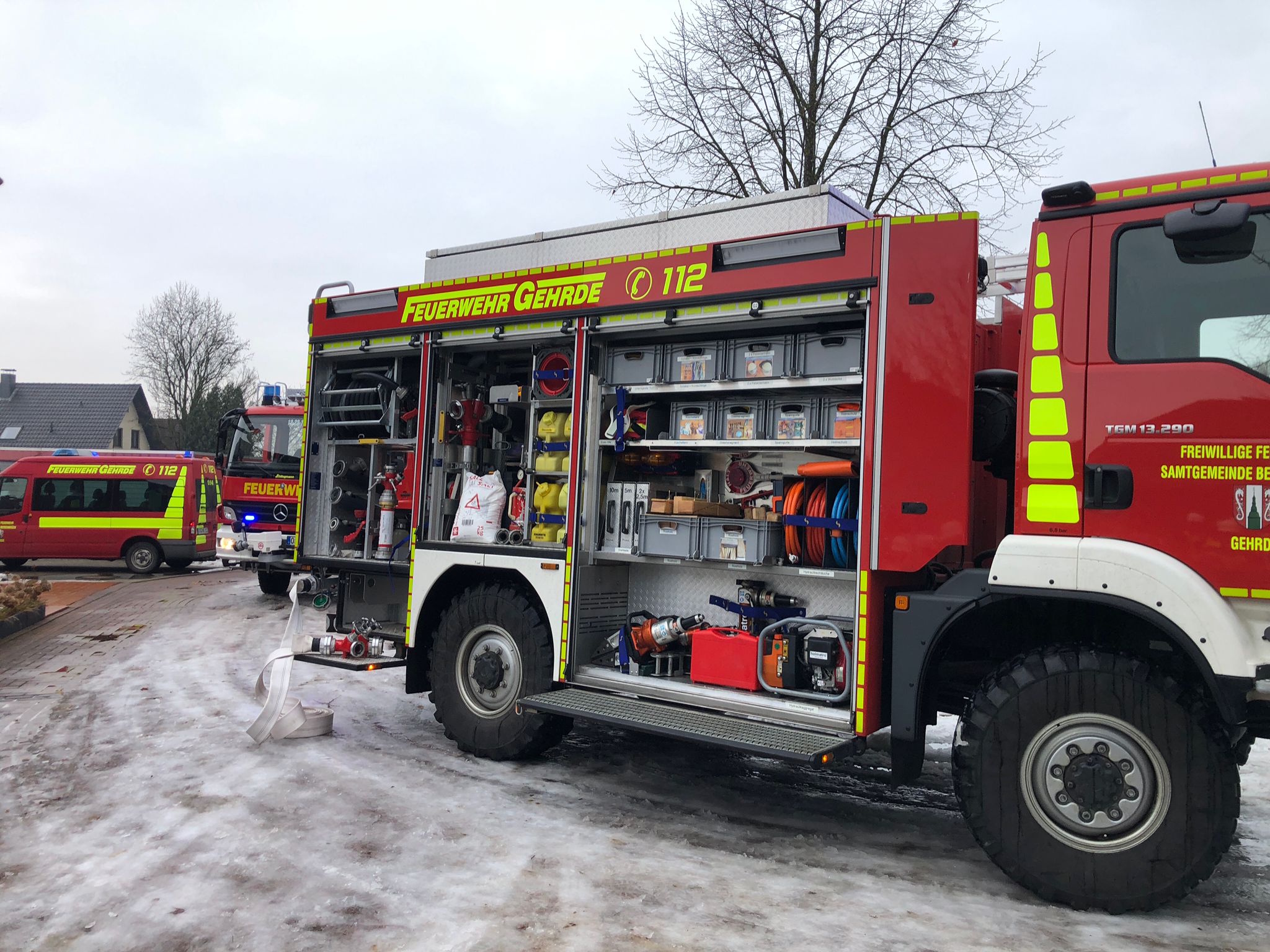 Einsatzkräfte bei der Arbeit